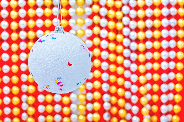 Snöboll som fir dekoration på suddiga bakgrunden — Stockfoto