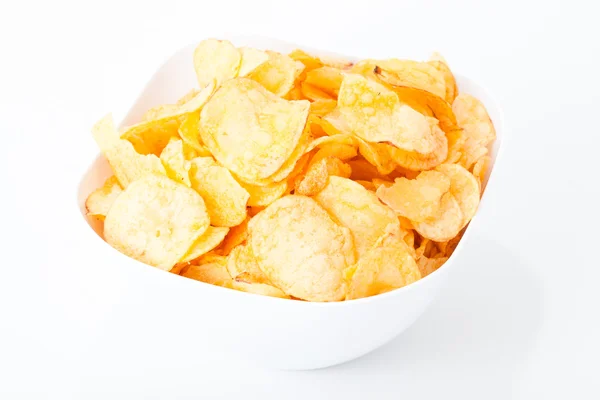 Chipsy ziemniaczane w talerzu na białym tle — Zdjęcie stockowe
