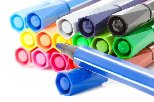 Canetas marcadoras coloridas isoladas sobre fundo branco. Um aberto na frente . — Fotografia de Stock