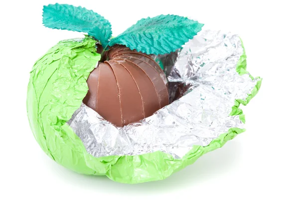 Бурый шоколад яблоко форме в фольге изолированы — стоковое фото