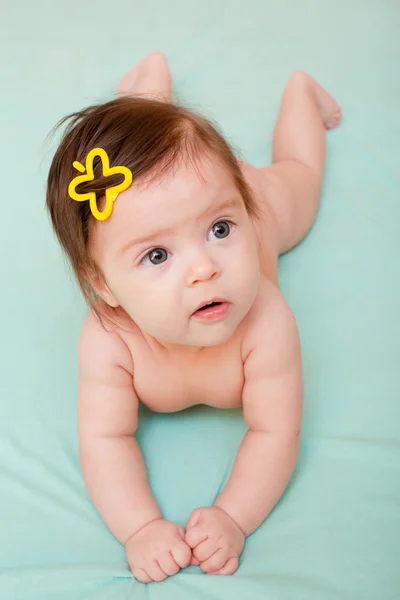 Novorozené dítě dítě se stanoví na měkké zelené pozadí — Stock fotografie