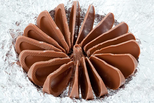 Forma de manzana de chocolate marrón en papel de aluminio aislado —  Fotos de Stock