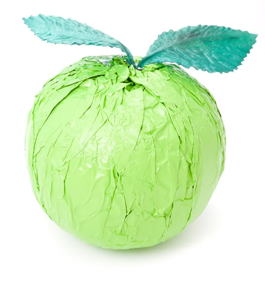 Manzana de chocolate en lámina verde aislada en blanco . —  Fotos de Stock