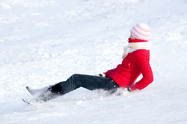 Милая молодая женщина играет со снегом в зимней одежде — стоковое фото
