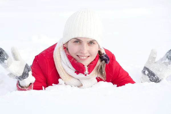かわいい若い女性の冬の服の雪で遊んで — ストック写真
