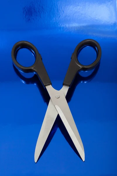 Открытые ножницы на синем фоне . — стоковое фото