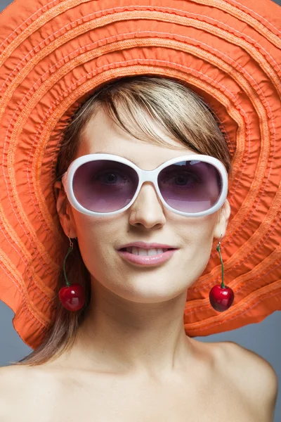 Красивая девушка в оранжевой шляпе и солнечных очках — стоковое фото
