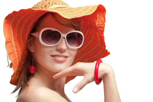 Красивая девушка в оранжевой шляпе и солнечных очках — стоковое фото