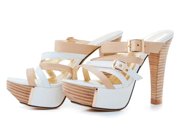 Sapatos femininos de couro branco em saltos altos isolados em branco — Fotografia de Stock