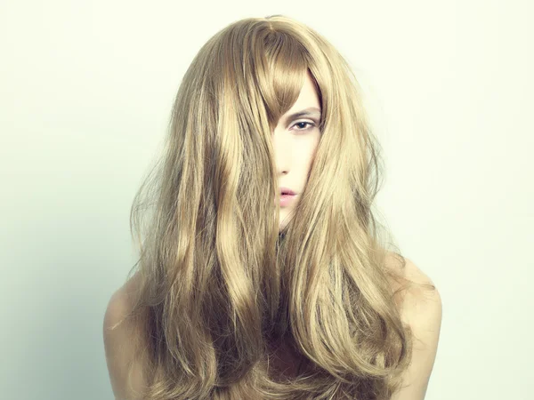 Hermosa mujer con pelo magnífico — Foto de Stock