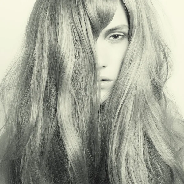 Mooie vrouw met prachtige haren — Stockfoto