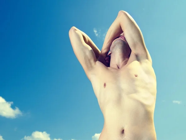 Naked man against the sky — Stock Photo, Image