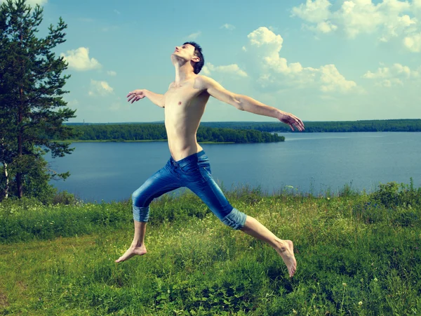 Springen glücklicher junger Mann — Stockfoto