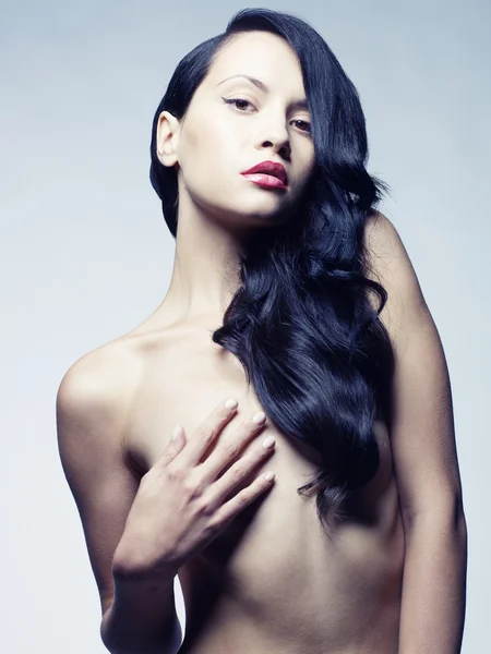 Hermosa mujer desnuda con el pelo largo — Foto de Stock