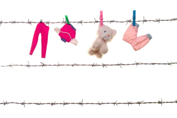 Kamp dikenli tel üzerinde çocuk oyuncakları — Stok fotoğraf