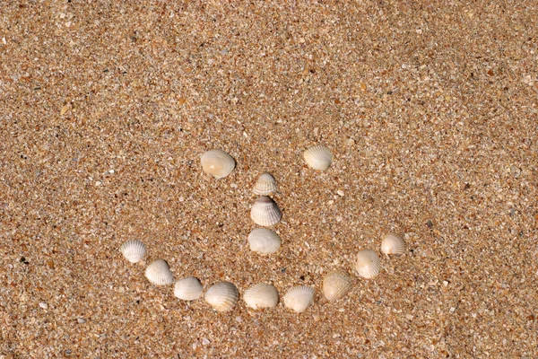 微笑在海滩上的标志 — 图库照片