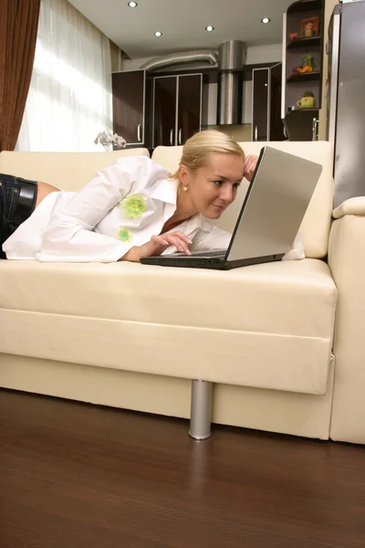 Młode kobiety z laptopem — Zdjęcie stockowe