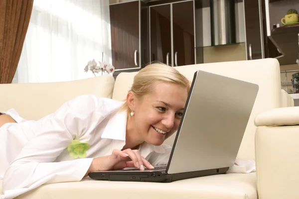 Młode kobiety z laptopem — Zdjęcie stockowe
