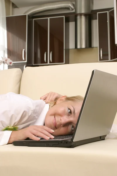 Mulheres jovens com laptop — Fotografia de Stock