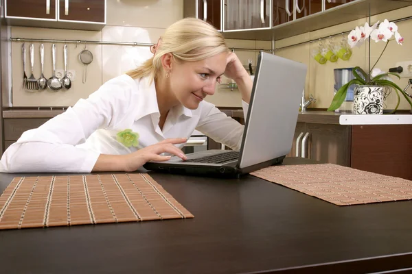 Young women with laptop — Stock Photo, Image