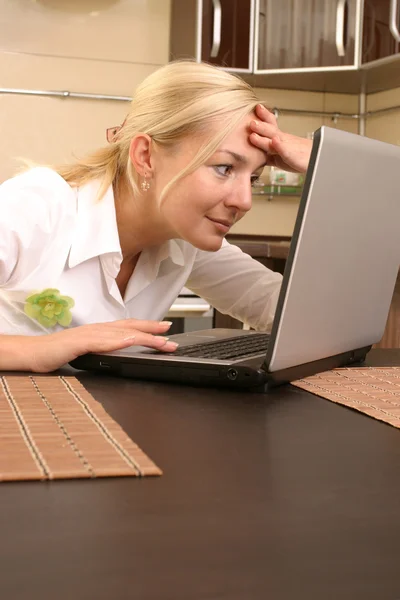 Jonge vrouwen met laptop — Stockfoto