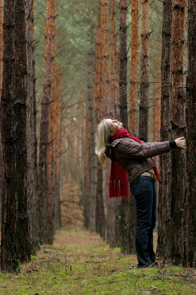 Unga ensamma kvinnor i skogen — Stockfoto