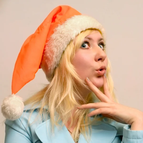 Ragazza spaventata con cappello di Babbo Natale — Foto Stock