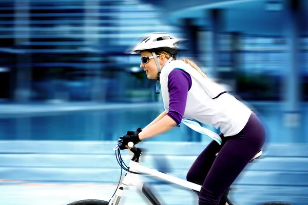 Kerékpáros nő — Stock Fotó