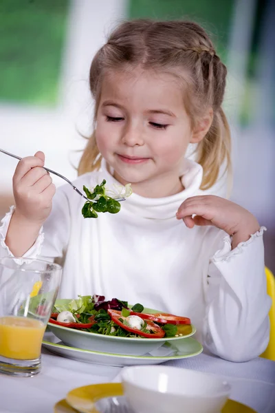 Fiatal lány eszik saláta otthon. a stúdió-hajtás — Stock Fotó