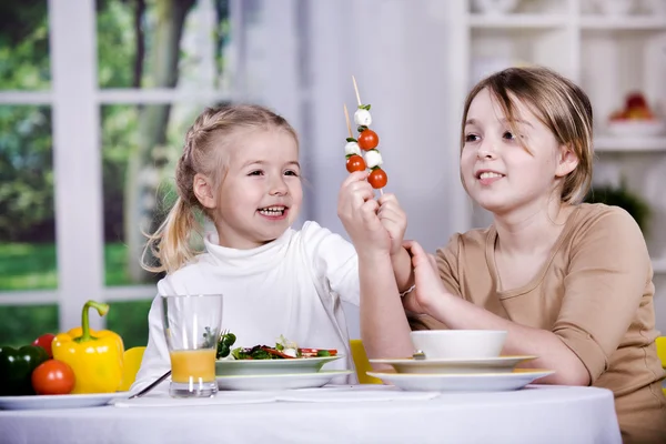 若い女の子が自宅でサラダを食べるします。スタジオ撮影 — ストック写真