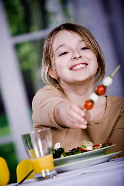 Νεαρό κορίτσι τρώει σαλάτα στο σπίτι. ένα σουτ του στούντιο — Φωτογραφία Αρχείου