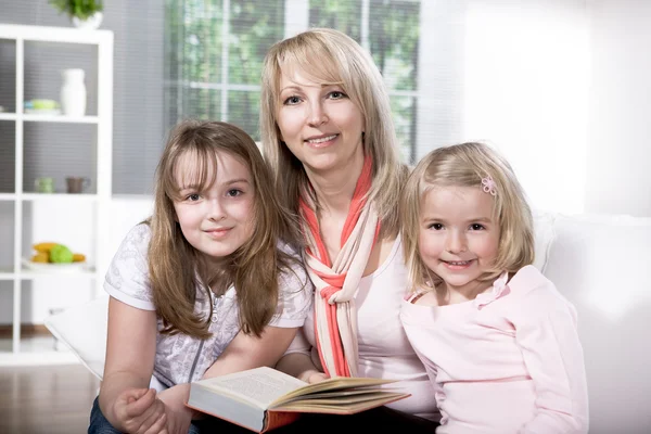 Rodziny w czytaniu w mieszkaniu — Zdjęcie stockowe