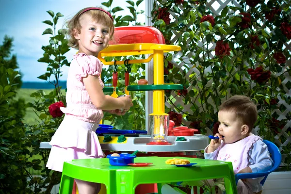 Crianças e brinquedo cozinha — Fotografia de Stock