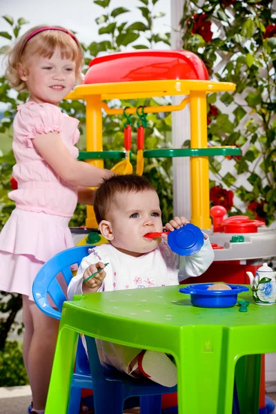 Niños y juguete cocina — Foto de Stock