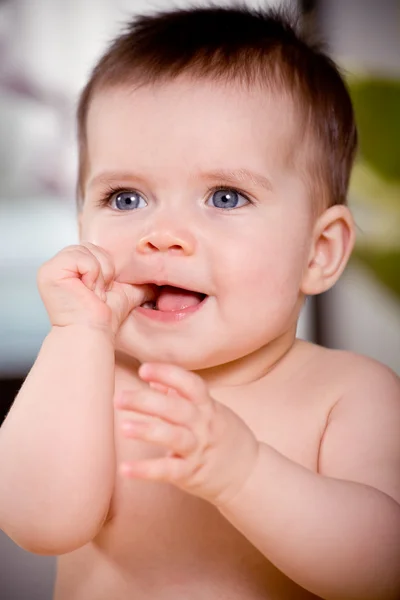 Um bebê de 3 meses na frente do berçário — Fotografia de Stock