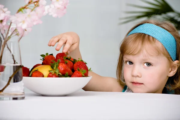 イチゴの女の子 — ストック写真