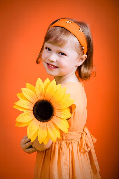 Κορίτσι με το μεγάλο λουλούδι — Φωτογραφία Αρχείου