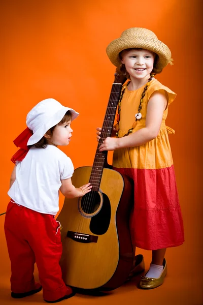 Gyermekek-gitár — Stock Fotó