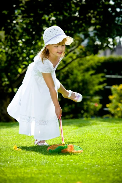 Brincando no jardim — Fotografia de Stock
