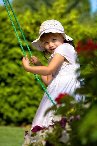 En närbild porträtt av en ung flicka på en gunga — Stockfoto
