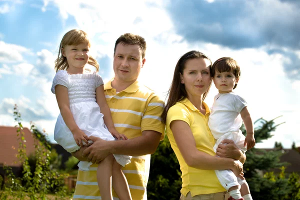 Um retrato de verão close-up de uma família feliz — Fotografia de Stock