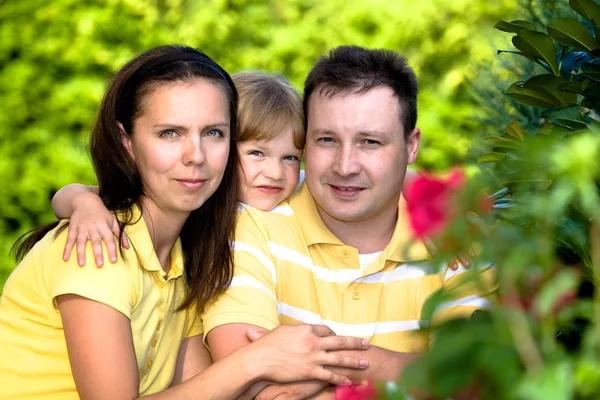 Sommerporträt einer glücklichen Familie in Nahaufnahme — Stockfoto