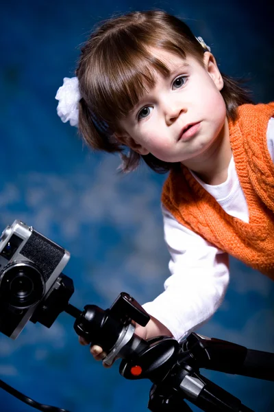 Kleines Mädchen mit Kamera — Stockfoto