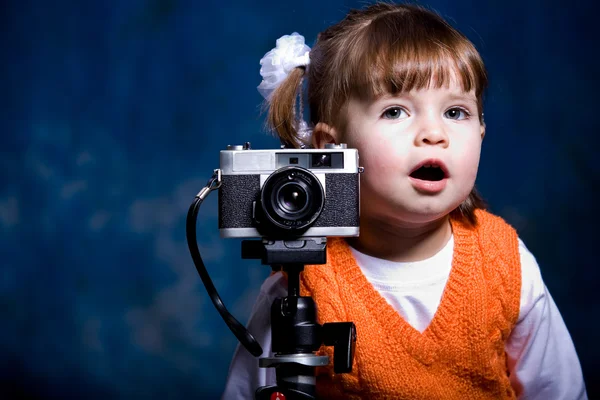 Liten flicka med kamera — Stockfoto