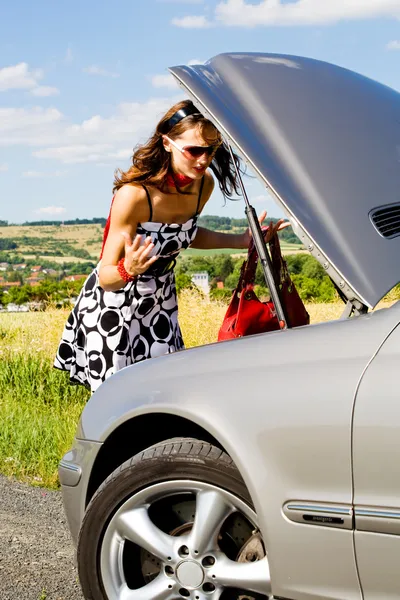 Mujer y el accidente de coche — Foto de Stock