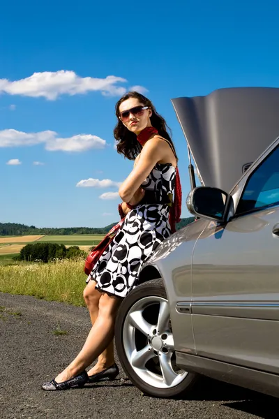 Woman by broken down car — Stock Photo, Image