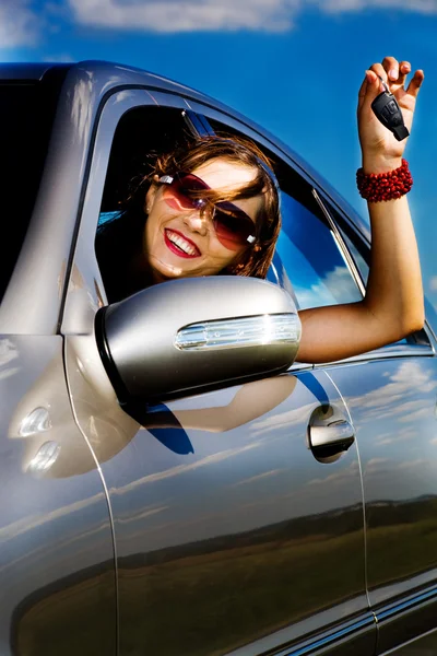 Mujer joven en el coche — Foto de Stock