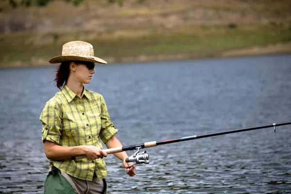 Молодая женщина рыбалка — стоковое фото