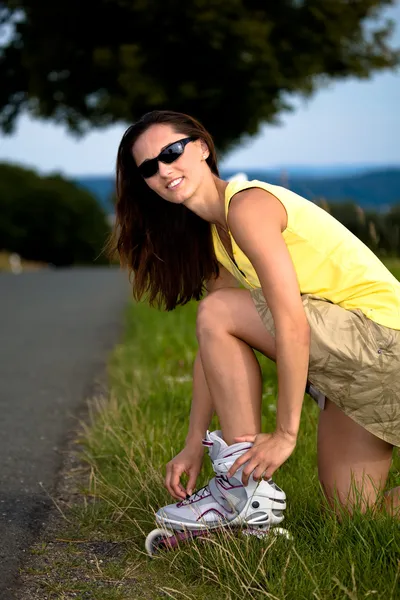 전국에서 롤러 블레이드를 타고 있는 젊은 여자 — 스톡 사진