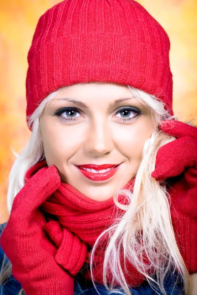 Женщина с шерстяным шарфом — стоковое фото
